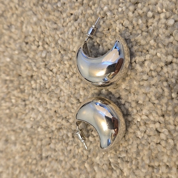 Elegant Silver Moon Hoop Earrings - Picture 2 of 3